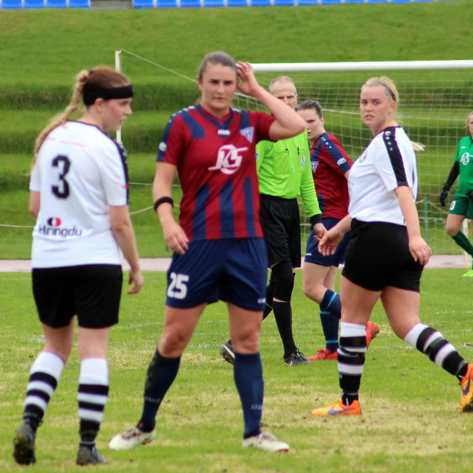 Murielle Tiernan skoraði tvisvar gegn baráttuglöðum riddurum í Mosfellsbæ og er hún markahæst Stóla með 11 mörg í sumar. Mynd: PF.