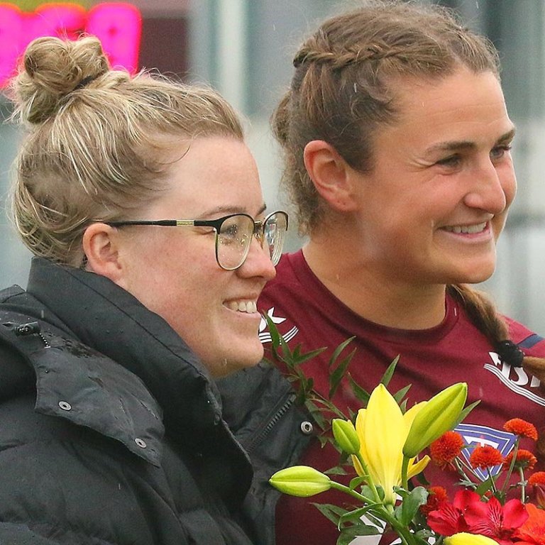 Sunna Björk Atladóttir, formaður knattspyrnudeildar Tindastóls, og Murielle fyrir leikinn í dag. MYND: JÓHANN SIGMARSSON