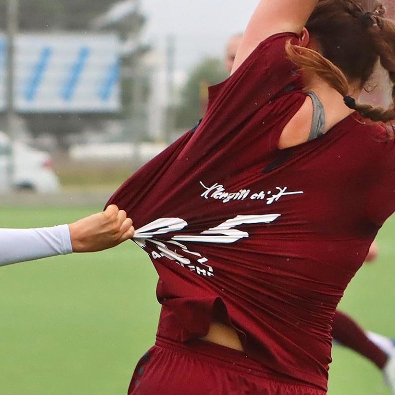 Það er allt reynt til að stöðva Murr í að komast í 100 mörkin með liði Tindastóls. Nú er hún komin í 99 og vonandi dettur mark númer 100 fyrr en síðar. Myndin er úr viðureign Tindastóls og ÍBV á dögunum. MYND: ÓAB