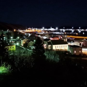 Sauðárkrókur. Myrkurgæði geta verið mismunandi eftir því hver lýsing er í bæjum (Kjartan Bollason, 2022).