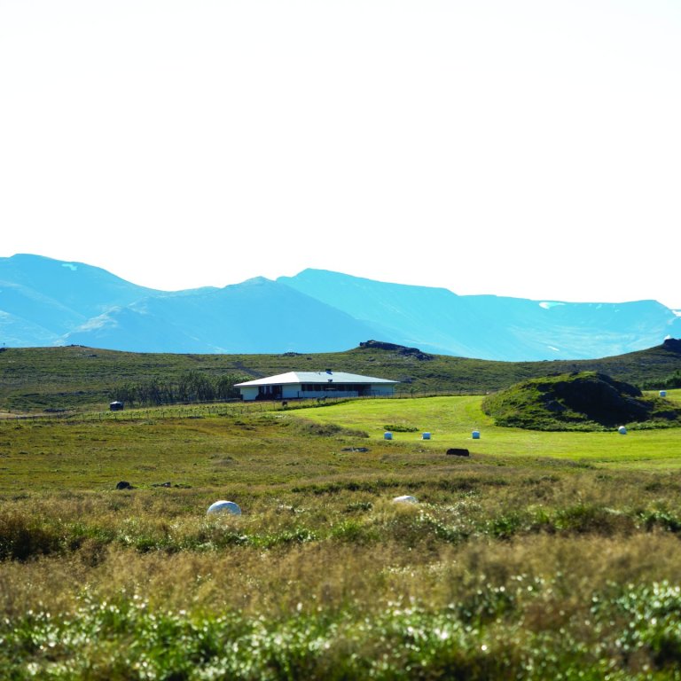 Gamli Vesturhópsskólinn sem þjónar nú ferðalöngum sem Hótel Hvítserkur. Mynd: Aðsend