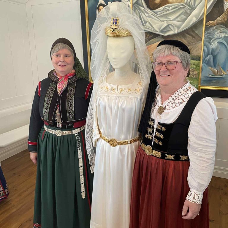 Sigga Ingólfs og Ásta Ólöf með nýja fjallkonu búninginn á milli sín. Mynd: Aðsend.