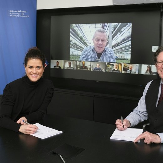 Ráðherrarnir og samningsaðilar við undirritun en vegna aðstæðna fór undirritunin fram á fjarfundi og tóku því allir mynd af sér við tölvuna. Mynd: Stjornarradid.is/ Golli.