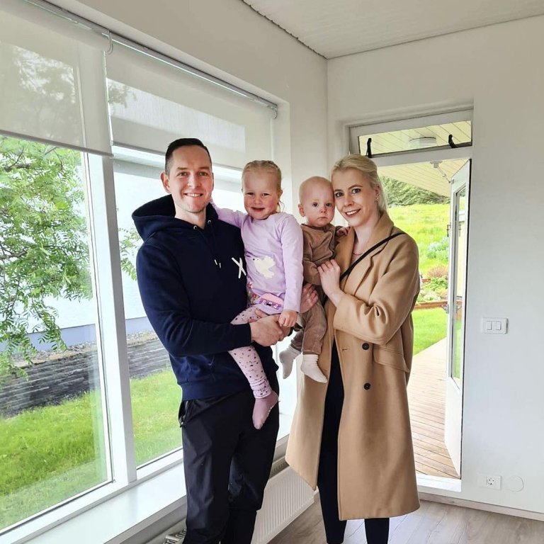 Fjölskyldan saman við afhentingu á húsinu sínu á Sauðárkróki.MYND AÐSEND