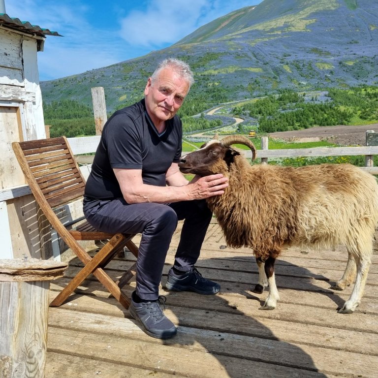 Guðni Ágústsson og forystukindin Elding frá Grobbholti á Húsavík. Aðsendar myndir.