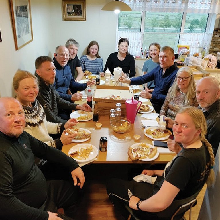 Svangir ferðalangar á á Landamóti. Greinarhöfundur lengst til vinstri, þá Mette í Þúfum, Valberg í Stóra Vatnshorni í Haukadal, Erlingur í Neðra-Ási í Hjaltadal, Ágúst á Ytra Skörðugili III, Simone frá Þýskalandi, Systa á Kálfsstöðum, Steinunn úr Garðabæ, Óli á Kálfsstöðum, Bryndís á Ytra Skörðugili III, Gísli í Þúfum og Brynja Gísladóttir. Með voru einnig hluta ferðarinnar Jóhanna Sigrún í Stóra Vatnshorni og Akureyringarnir Alma Ágústsdóttir og Helga Benediktsdóttir. MYNDIR: GUNNAR RÖGNVALDSSON OG SIGRÍÐUR BJÖRNSDÓTTIR