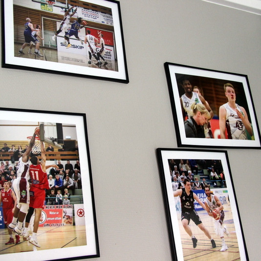 Skemmtilegar myndir Hjalta Árna hanga á veggjum Sauðárkróksbakarís í Sæluviku. PF