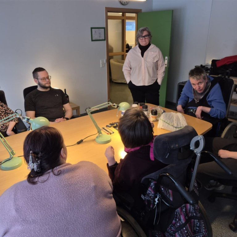 Myndlistarnámskeið. Myndir úr starfi Farskólans og Fjölmenntar, birtar með góðfúslegu leyfi.