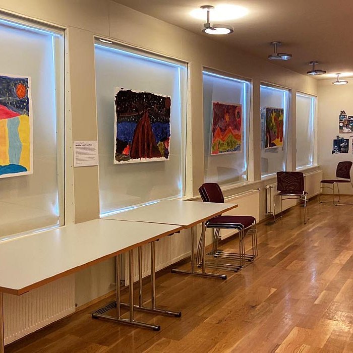 Það er ýmislegt stórbrotið á myndlistarsýningu Varmahlíðarskóla í Miðgarði en verið er að leggja síðustu hönd á uppsetningu sýningarinnar. Hér að neðan má sjá þær átta myndir sem dómnefnd valdi fyrst úr þeim myndum sem bárust. Þemað var vorið. AÐSEND MYND