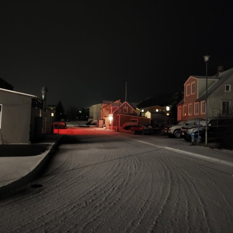 Það var myrkur í gamla bænum á Sauðárkróki í morgunsárið líkt og marga morgnana á undan en verið er að uppfæra kerfi sem stýrir götulýsingu. Mynd: PF