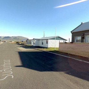 N1 hefur eignast Suðurbraut 6 sem er til hægri á myndinni og númer 10 tveimur húsum frá. Bensínstöð N1 handan götunnar. Mynd: Skjáskot af Ja.is.