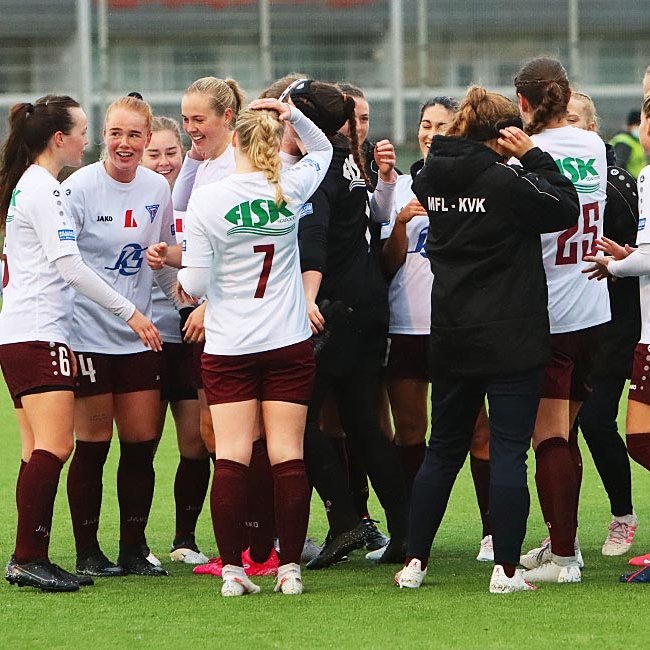 Stólastúlkur fagna sigri í leikslok. MYND: ÓAB