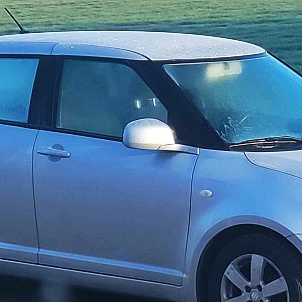 Myndin af bílnum með hélaðar rúðurnar. MYND: GR