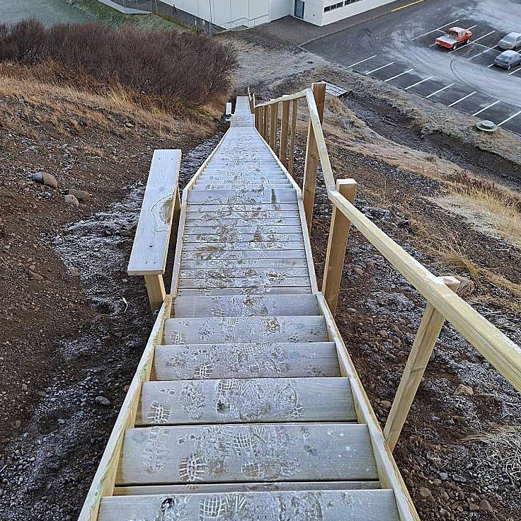Þau munu vera 163 þrepin upp á Nafirnar. MYND: Þ.HANSEN EHF