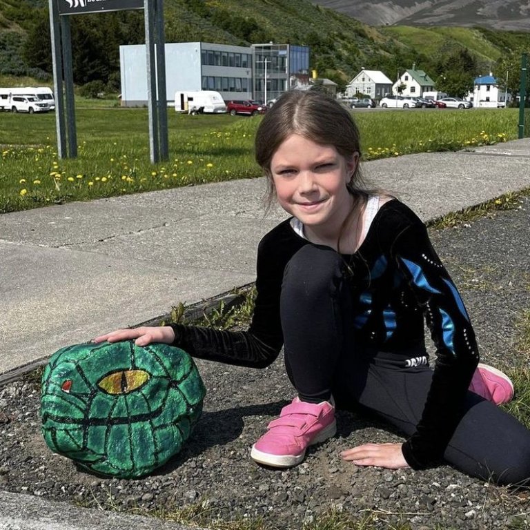 Natalía Tara, dóttir Maríönnu Cornette og Ísaks Sigurjónssonar, heldur hér á snákshöfðinu. Mynd af Facebook.