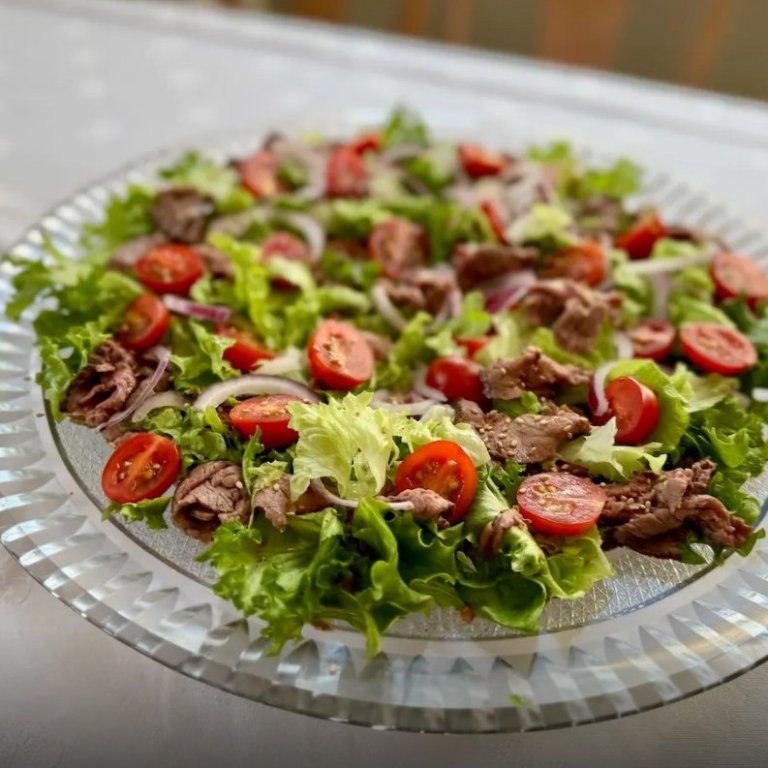 Nautakjötssalat með límónu og engifersósu. MYNDIR TEKNAR AF ALBERTELDAR.IS