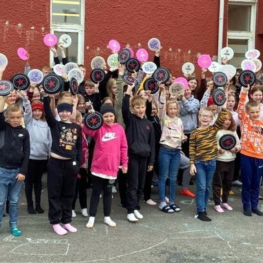 Kátir krakkar á Skagaströnd með nýju folf diskana sína. Mynd: Hofdaskoli.is.