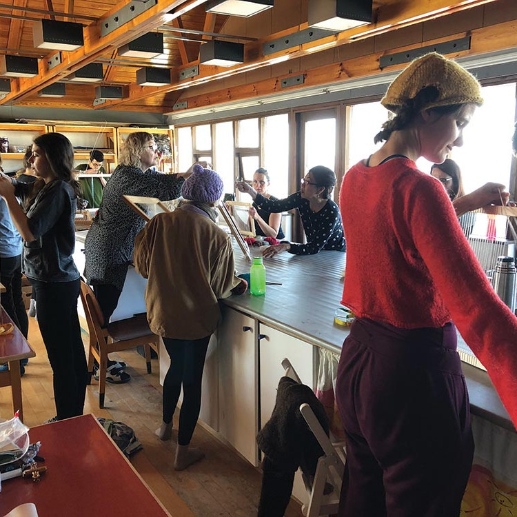 Nemendur á Blönduósi fá fyrirlestur um vefnað frá Ragnheiði Björk Þórsdóttur, sérfræðingi hjá Þekkingarsetrinu á Blönduósi. Myndir: Aðsendar