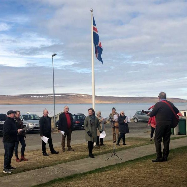 Kirkjukór Melstaðarprestakalls fagnaði sumrinu við sjúkrahúsið á Hvammstanga. Mynd:hunathing.is
