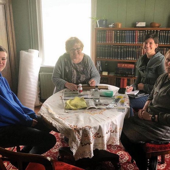 Nathalie Jacqueminet, sérfræðingur í forvörslu, ásmt starfsfólki Byggðasafns Skagfirðinga. Myndir: Byggðasafn Skagfirðinga.