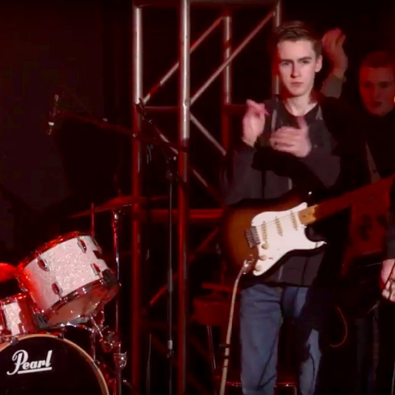 Einar Örn Gunnarsson sigraði Söngvakeppni NFNV. Mynd/Skjáskot af myndkeiði Skottu Film.