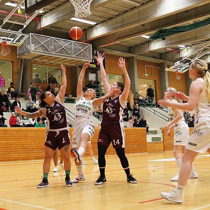 Úr leik Njarðvíkur og Tindastóls. MYND AF KARFAN.IS