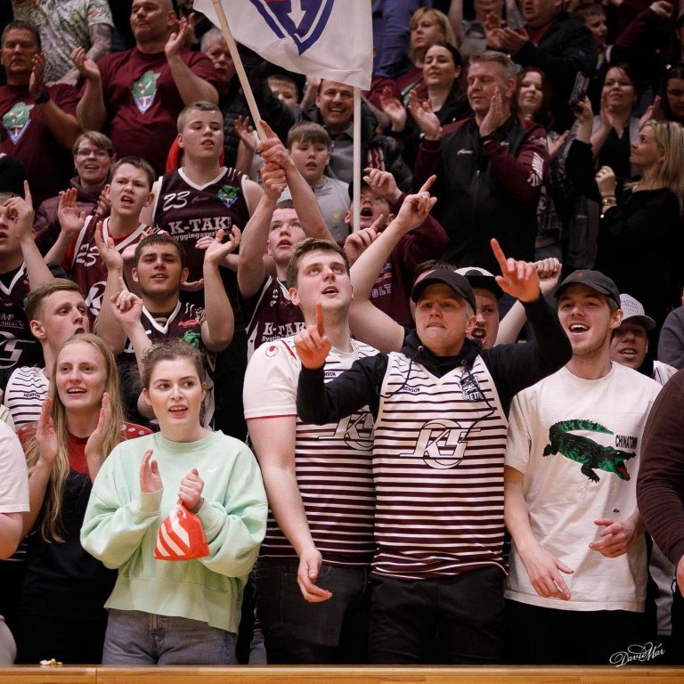 Stuðningsmenn Tindastóls í góðum fíling. Mynd frá fyrsta leiknum í einvígi Njarðvíkur og Tindastóls. MYND: DAVÍÐ MÁR