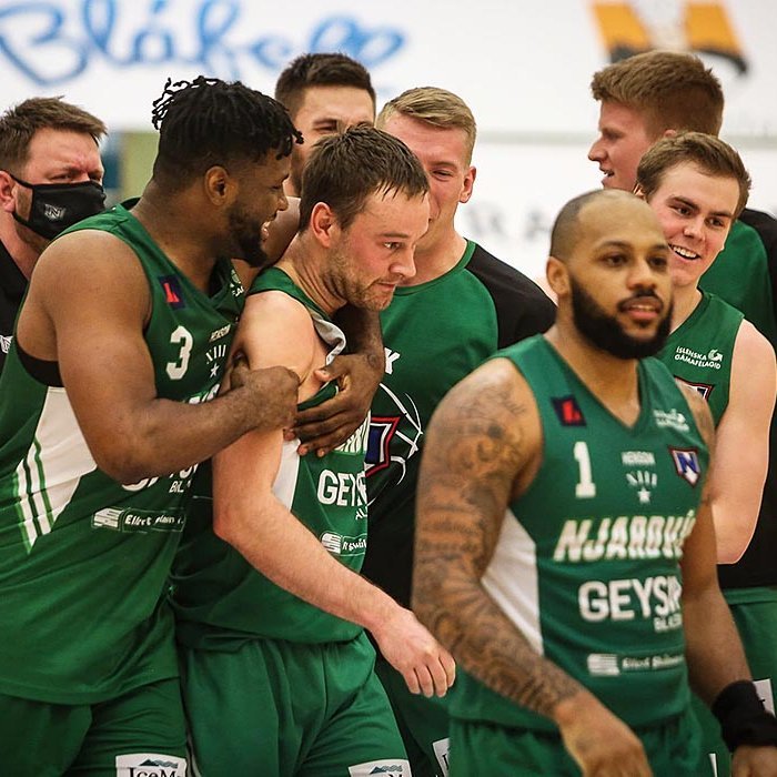 Njarðvíkingar kampakátir eftir sigurkörfu Loga. MYND: HJALTI ÁRNA