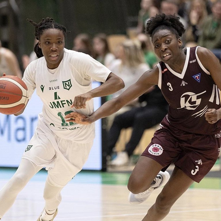 Oceane reynir að hafa hemil á Brittany Dinkins. VF-MYND: Hilmar Bragi Bárðarson