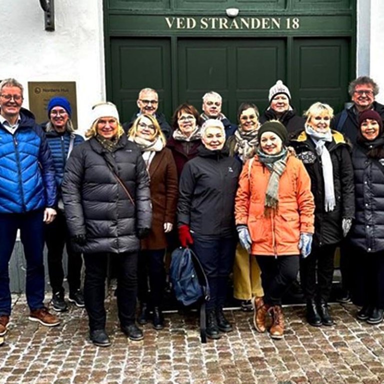 NORA-nefndin og starfsfólk skrifstofunnar (sekretariatsins). Annar frá vinstri er fráfarandi formaður NORA, Kristján Þ. Halldórsson og við hlið hans stendur Sigríður K. Þorgrímsdóttir, tengiliður NORA á Íslandi, en lengst t.h. er Halla Nolsøe nýr framkvæmdastjóri NORA. Myndin er tekin fyrir framan Nordens Hus í Kaupmannahöfn, en þar sótti hópurinn fræðslufundi hjá Norrænu ráðherranefndinni. MYND AF SÍÐU BYGGÐASTOFNUNAR