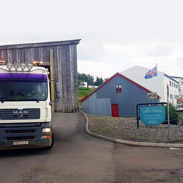 Húsið flutt á athafnasvæði Tveggja smiða við höfnina á Hvammstanga. Þar verður það gert upp og endurnýjað. MYND: HÚNI / GUÐMUNDUR HAUKUR SIGURÐSSON