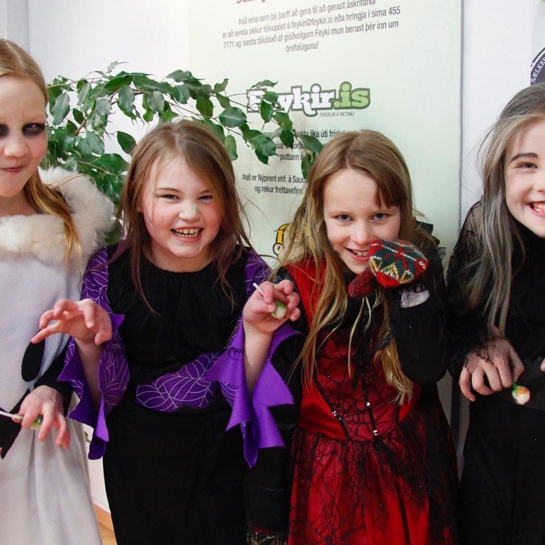 Nornir og vampíra sýna hvernig nornir og vampírur haga sér. MYND: ÓAB