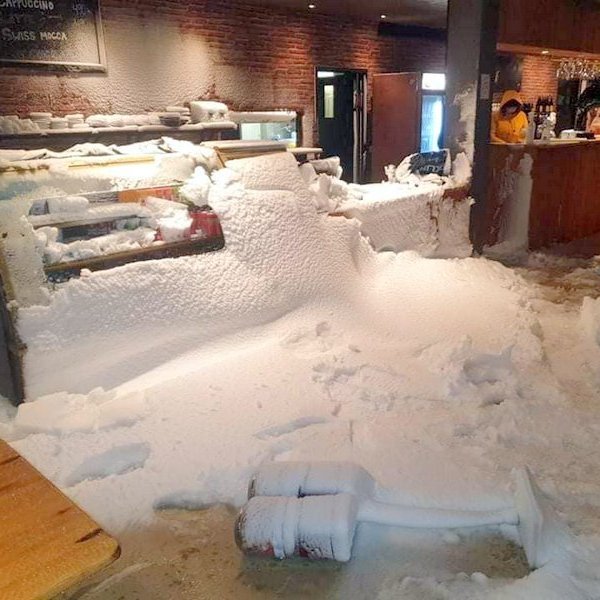 Útidyrahurðin á North West Hotel & Restaurant í Víðigerði sprakk upp í óveðrinu sem geisaði aðfararnótt mánudags en sterkur vindurinn stóð beint upp á hana. Myndir af Facebook-síðu North West Hotel & Restaurant.