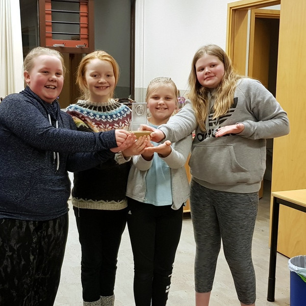 Stúlkurnar frá Tónadansi, alsælar með verðlaunagripinn. Mynd: Kristín Halla Bergsdóttir.