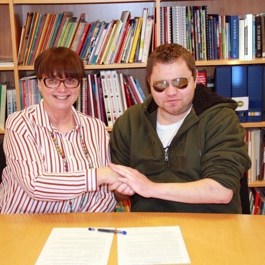 Gunnar Heiðar Bjarnason og Gréta Sjöfn Guðmundsdóttir, félagsmálastjóri, skrifa undir samninginn. Mynd: Skagafjörður.is