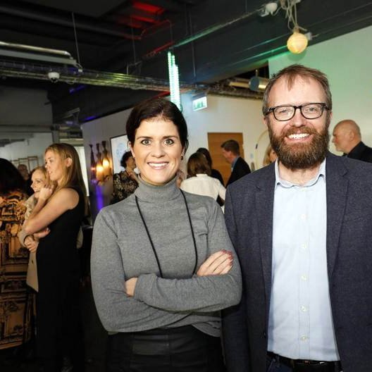 Þórdís Kolbrún R. Gylfadóttir, nýsköpunarráðherra og Guðmundur Hafsteinsson, formaður stýrihóps. Mynd af vef Stjórnarráðsins.