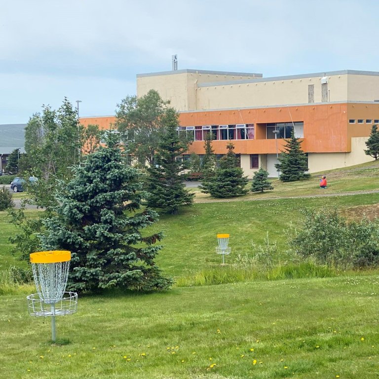 Frisbígolfkörfur við Félagsheimilið á Hvammstanga. Mynd: Hunathing.is