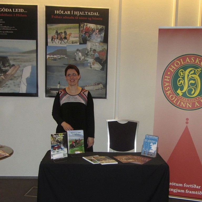 Ingibjörg Sigurðardóttir með nýju bókina sem Ferðamáladeild Háskólans á Hólum gefur út. Mynd: holar.is.