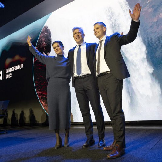 Þórdís Kolbrún Reykfjörð Gylfadóttir endurkjörin varaformaður, Bjarni Benediktsson endurkjörin formaður Sjálfstæðisflokksins og Vilhjálmur Árnason nýr ritari flokksins. Mynd af xd.is.