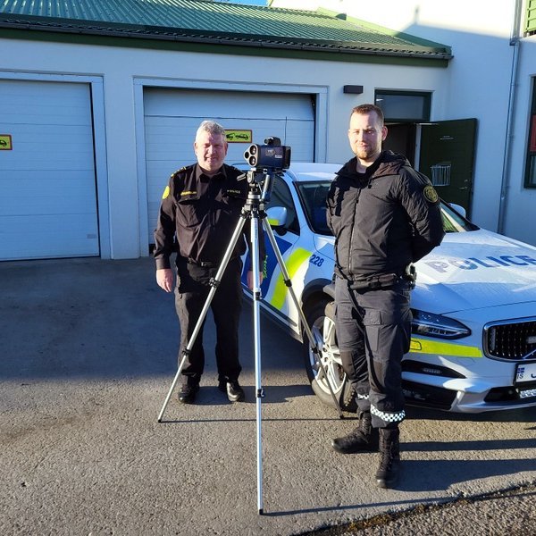 Pétur Björnsson, yfirlögregluþjónn og Ívar Björn Sandholt Guðmundsson, lögregluþjónn, við nýja hraðamyndavél sem lögregluembættið á Norðurlandi vestra hefur tekið í notkun. Mynd: PF.