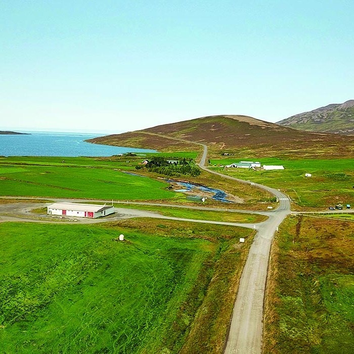 Horft yfir Nýrækt og Ketilás úr suðri sumarið 2018. Lengst til hægri (austast) eru bæjarhús Nýræktar. Vinstra megin, vestan Ólafsfjarðarvegar, er verslunarhús Kaupfélags Skagfirðinga og félagsheimilið Ketilás en þessar byggingar eru í landi Nýræktar. Lambanesás ber við himin nærri miðri mynd, Miklavatnið og Haganesið til vinstri. MYND ÚR BYGGÐASÖGU SKAGAFJARÐAR IX. BINDI / HJALTI PÁLS