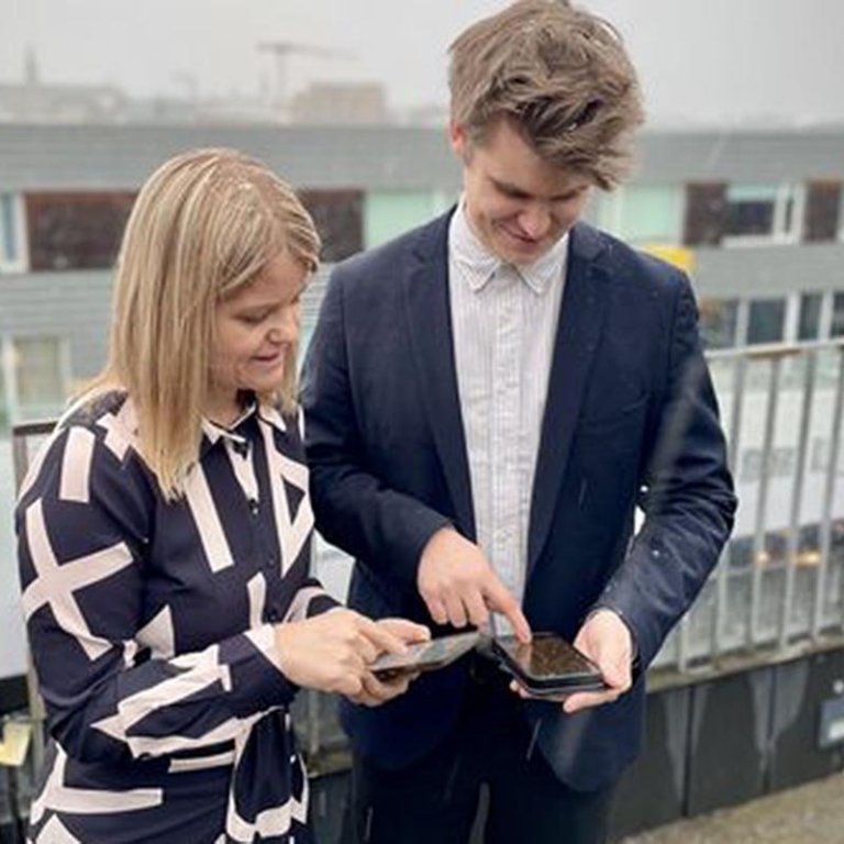 Jóhann Páll Jóhannsson, umhverfis-, orku- og loftslagsráðherra setur nýjan vef í loftið í gær ásamt Hildigunni H.H. Thorsteinsson, forstjóra Veðurstofu Íslands. (Ljósmynd: Veðurstofa Íslands/Haukur Hauksson).