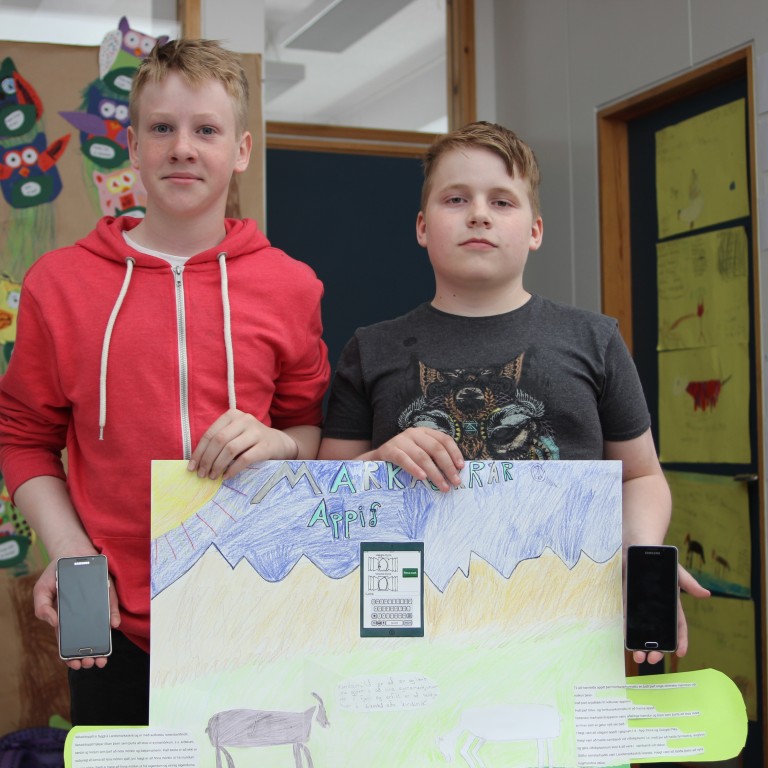Óskar og Þórarinn með veggspjald sem lýsir verðlaunahugmyndinni og símana sem þeir fengu í verðlaun auk verðlaunagrips. Mynd: KSE