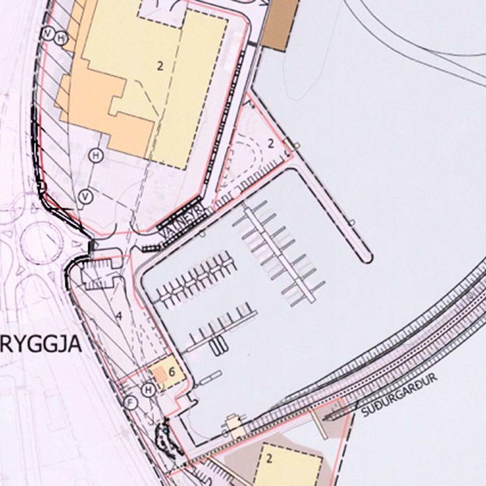 Miðað við þessa frumhugmynd yrði hringtorgið, vinstra megin við miðju á teikningunni, þar sem ekið er inn á bílastæði við Kjarnann og smábátahöfnina.