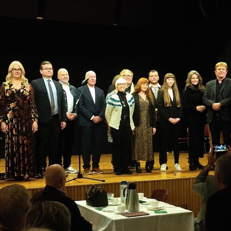 Flytjendur dagskrárinnar á málþinginu. Frá vinstri: Daníel Þorsteinsson, Helga Rós Indriðadóttir, Atli Gunnar Arnórsson, Kristján B. Jónasson, Sölvi Sveinsson, Silja Aðalsteinsdóttir, Egill Helgason, Sigríður Jónsdóttir, Ólafur Sindrason, Iðunn Kolka Gísladóttir, Lilja Pálmadóttir, Ólafur Sigurgeirsson og Eyþór Árnason. Á myndina vantar Söru Valdimarsdóttur.   MYNDIR: GUNNI RÖGG