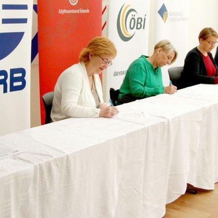 Frá undirritun í húsnæði Öryrkjabandalagsins í gær. F.v. Sonja Þorbergsdóttir, formaður BSRB, Þórunn Sveinbjarnardóttir, formaður BHM, Þuríður Harpa Sigurðardóttir, formaður ÖBÍ, Drífa Snædal, forseti ASÍ og Ragnar Þór Pétursson, formaður KÍ. Mynd: obi.is.