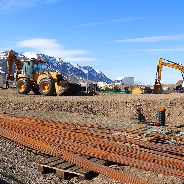 Það verður ljómandi útsýnið út fjörðinn frá nýrri sjálfsafgreiðslustöð ÓB. Myndin er tekin fyrir um hálfum mánuði. MYND: ÓAB