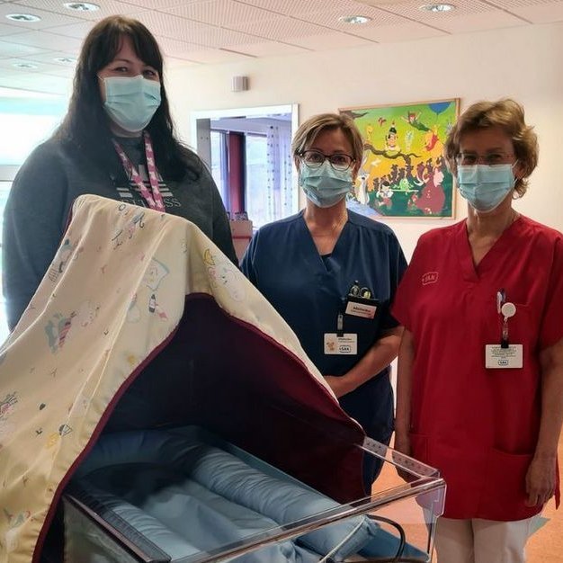 Elma Rún Ingvarsdóttir sérfræðingur í barnahjúkrun, Aðalheiður Guðmundsdóttir forstöðuhjúkrunarfræðingur barnadeildar og Andrea Andrésdóttir forstöðulæknir barnadeildar Sjúkrahúss Akureyrar. Mynd: Facebook-síða SA.