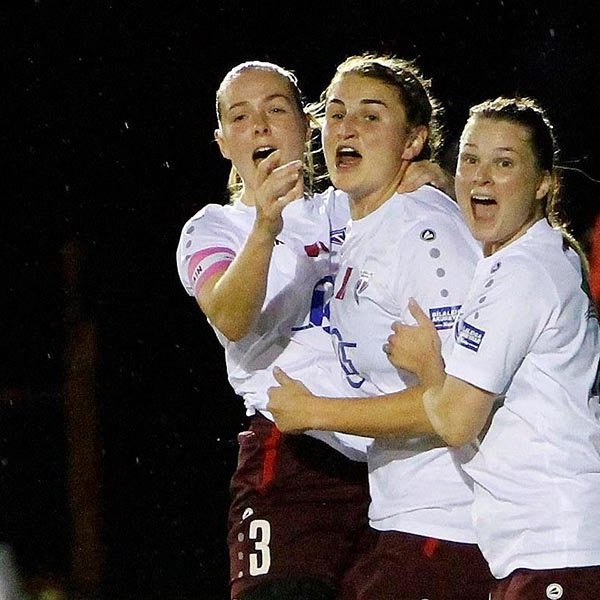 Rangstæða!? Bryndís, Mur og Guðrún Jenný ekki sáttar við flaggið í fyrra. Vonandi verður gaman á vellinum annað kvöld. MYND: ÓAB