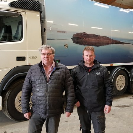 Ómar Kjartansson, eigandi ÓK gámaþjónustu og Jón Guðni Karelsson , bílstjóri, við nýja bílinn. Mynd: PF.